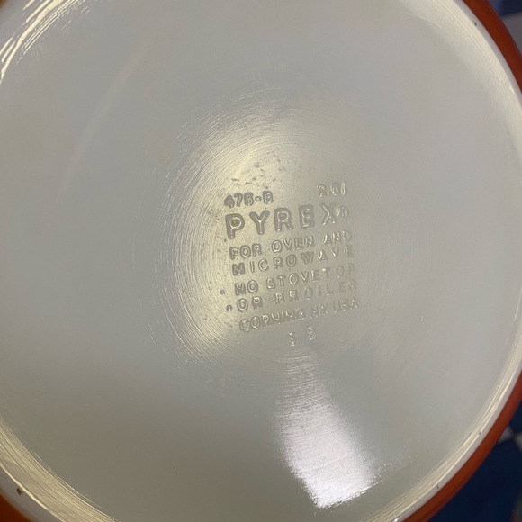 Pyrex Autumn Harvest round casserole dish - Picture 3 of 3